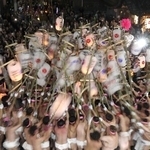 ちょうちんを激しくぶつける魚吹八幡神社の氏子＝２０２４年１０月２１日、姫路市網干区宮内