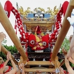 屋台を高々と掲げる浜の宮天満宮の氏子＝２０２４年１０月８日、姫路市飾磨区須加