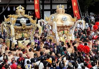 松原地区の旧屋台（左）と、20年ぶりに新調された新屋台を並べて行われた入魂式＝松原八幡神社