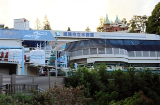 一時閉鎖する姫路市立水族館の本館＝姫路市西延末