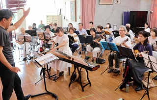 リハーサルで共演する伍芳さん（中央最前列）と姫路パルナソスマンドリンオーケストラ＝姫路市広畑区蒲田