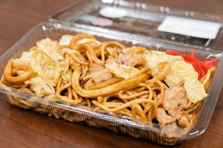 焼きそばと焼きうどんを合わせた姫路のご当地グルメ「ちゃんぽん焼き」