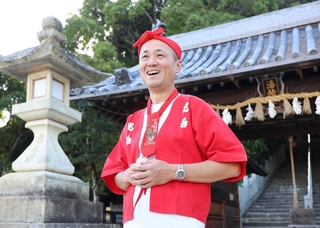 秋祭りと地域の結束について語るＪＩＣＡ関西センター所長の木村出さん＝湊神社（撮影・辰巳直之）