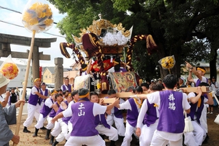 境内で屋台練りを披露する氏子ら＝土山八幡神社