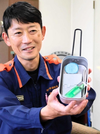 キャンプ用品を使った飯ごう炊さんの方法を広める姫路東消防署の消防司令補、藤井優行さん＝姫路東消防署