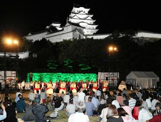 鏡割りで開催を祝った姫路城観月会＝姫路城三の丸広場