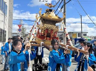 インドネシアの留学生らが地域住民と共に神輿を担ぎ、６年ぶりの巡行を支えた＝姫路市豊沢町