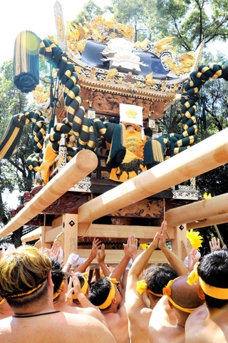 屋台の土台部分を総勢２４人で支えた「台場差し」＝浜の宮天満宮