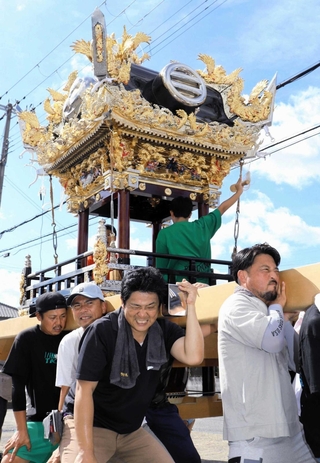 本番さながらに屋台を担ぐ大年神社の氏子＝姫路市飾西