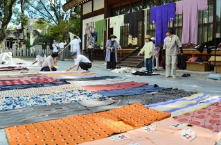 境内に干された色鮮やかな着物＝播磨国総社