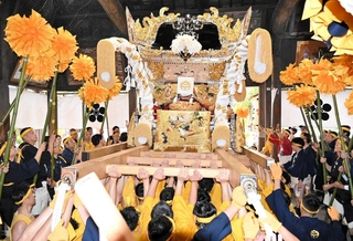 拝殿内で地面に置いた屋台を勢いよく差し上げる「一気差し」＝津田天満神社