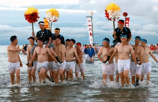 夜明けの浜辺で身を清める中村地区の氏子たち＝１５日午前、姫路市白浜町（撮影・辰巳直之）