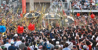 松原八幡神社の楼門前で３基の神輿をぶつけ合う中村地区の氏子ら＝姫路市白浜町（撮影・辰巳直之）