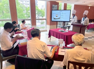 「白鷺鱧」と地元野菜を使った創作料理を発表する学生たち＝姫路市安田１