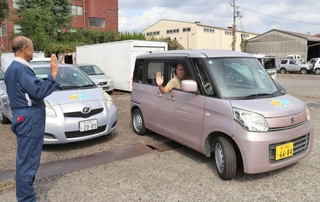 姫路市の中継拠点から大雨の被災地熊本へ車を運搬するため出発するボランティア＝姫路市花田町小川