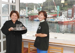 娘の聖良さん（左）とカフェを営む元女子プロレスラーの新井磨美さん＝姫路市家島町真浦