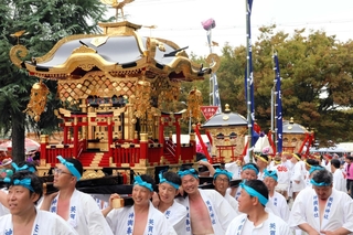 氏子に担がれ、城跡公園に設けられたお旅所に巡行する３基のみこし＝姫路市飾磨区矢倉町２