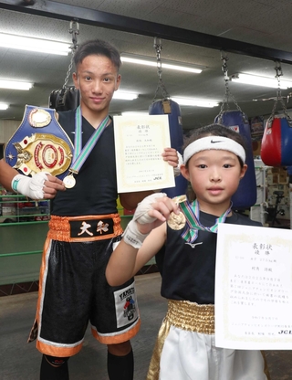 全国大会で優勝した佐伯大和さん（左）と村角詩さん＝姫路市延末１、姫路木下ジム