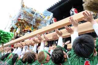 楼門前で披露された糸井地区のチョーサ＝魚吹八幡神社