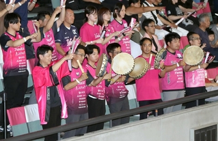 ヴィクトリーナ姫路を後押しする私設応援団のメンバーら＝姫路市西延末（撮影・辰巳直之）