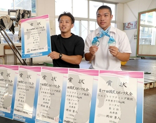国民スポーツ大会の重量挙げで、ともに入賞した家島高校の原亮太教諭（左）と岡田勇人さん＝姫路市家島町宮
