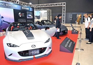 「ロードスター」の限定モデルが展示され、大勢のファンの視線を集めた＝アクリエひめじ