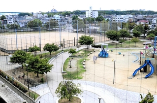 イオンモール姫路リバーシティーから望む現在の飾磨中央公園＝姫路市飾磨区細江