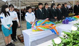 献花台に千羽鶴をささげる手柄小学校の児童と山陽中学校の生徒たち＝姫路市西延末、手柄山平和公園