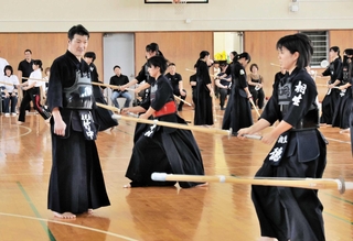 真剣な表情で稽古をつける竹中健太郎さん（左）＝姫路東高校