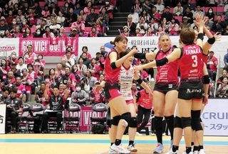 観客席がファンで埋まったヴィクトリーナ姫路のホーム開幕戦＝２５日、姫路市ヴィクトリーナ・ウインク体育館