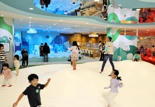 県内初出店の屋内型遊び場「ちきゅうのにわ」で遊ぶ子どもら＝イオンモール姫路リバーシティー