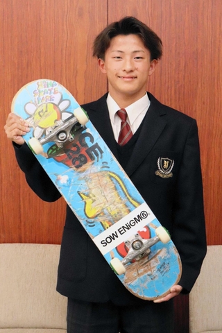 スケートボードの全日本アマチュア選手権大会に出場する岸本波音さん＝姫路市役所