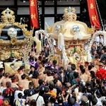 松原地区の旧屋台（左）と、20年ぶりに新調された新屋台を並べて行われた入魂式＝松原八幡神社