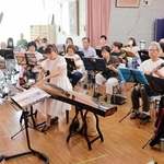 リハーサルで共演する伍芳さん（中央最前列）と姫路パルナソスマンドリンオーケストラ＝姫路市広畑区蒲田