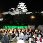 鏡割りで開催を祝った姫路城観月会＝姫路城三の丸広場