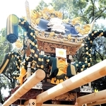 屋台の土台部分を総勢２４人で支えた「台場差し」＝浜の宮天満宮