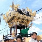 本番さながらに屋台を担ぐ大年神社の氏子＝姫路市飾西