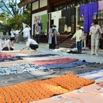 境内に干された色鮮やかな着物＝播磨国総社