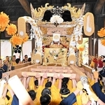 拝殿内で地面に置いた屋台を勢いよく差し上げる「一気差し」＝津田天満神社