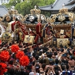 境内で豪快に練り合わせる（左から）宇佐崎、妻鹿、中村地区の屋台（撮影・辰巳直之）＝松原八幡神社