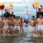 夜明けの浜辺で身を清める中村地区の氏子たち＝１５日午前、姫路市白浜町（撮影・辰巳直之）