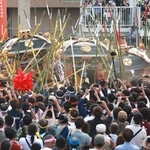 松原八幡神社の楼門前で３基の神輿をぶつけ合う中村地区の氏子ら＝姫路市白浜町（撮影・辰巳直之）