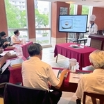 「白鷺鱧」と地元野菜を使った創作料理を発表する学生たち＝姫路市安田１