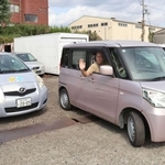 姫路市の中継拠点から大雨の被災地熊本へ車を運搬するため出発するボランティア＝姫路市花田町小川