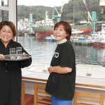 娘の聖良さん（左）とカフェを営む元女子プロレスラーの新井磨美さん＝姫路市家島町真浦