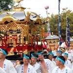 氏子に担がれ、城跡公園に設けられたお旅所に巡行する３基のみこし＝姫路市飾磨区矢倉町２
