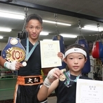 全国大会で優勝した佐伯大和さん（左）と村角詩さん＝姫路市延末１、姫路木下ジム