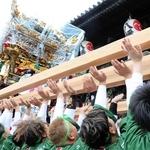 楼門前で披露された糸井地区のチョーサ＝魚吹八幡神社