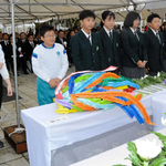 献花台に千羽鶴をささげる手柄小学校の児童と山陽中学校の生徒たち＝姫路市西延末、手柄山平和公園