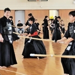 剣道の世界トップが中高大生70人を指導　日本代表女子監督の竹中健太郎さん親子　姫路東高